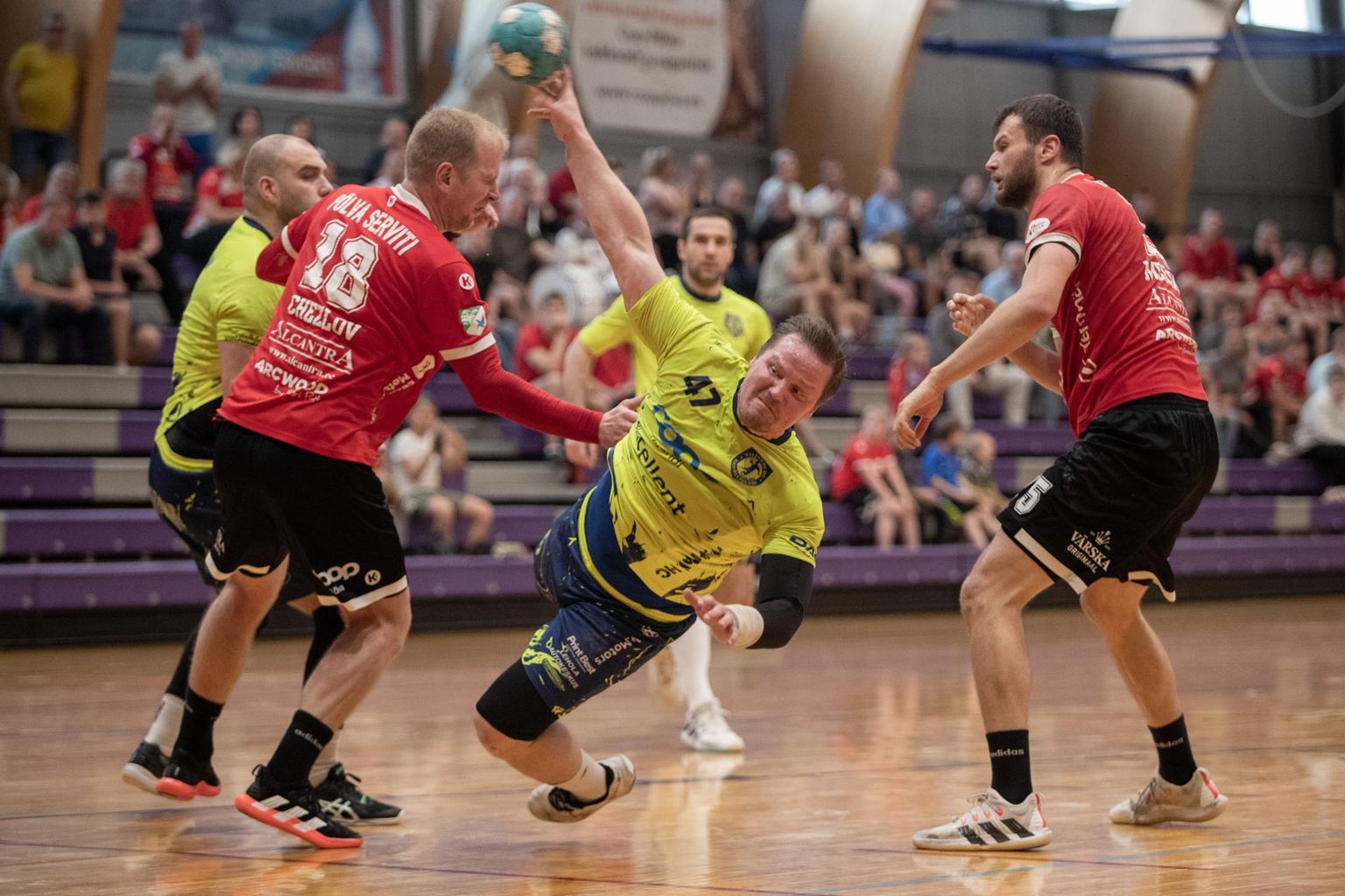 Viljandi HC alustas Eesti meistri tiitli jahti esmaspäeva õhtul Põlvas, kuid võiduarve jäi kolme võiduni peetavas seerias praegu veel avamata.