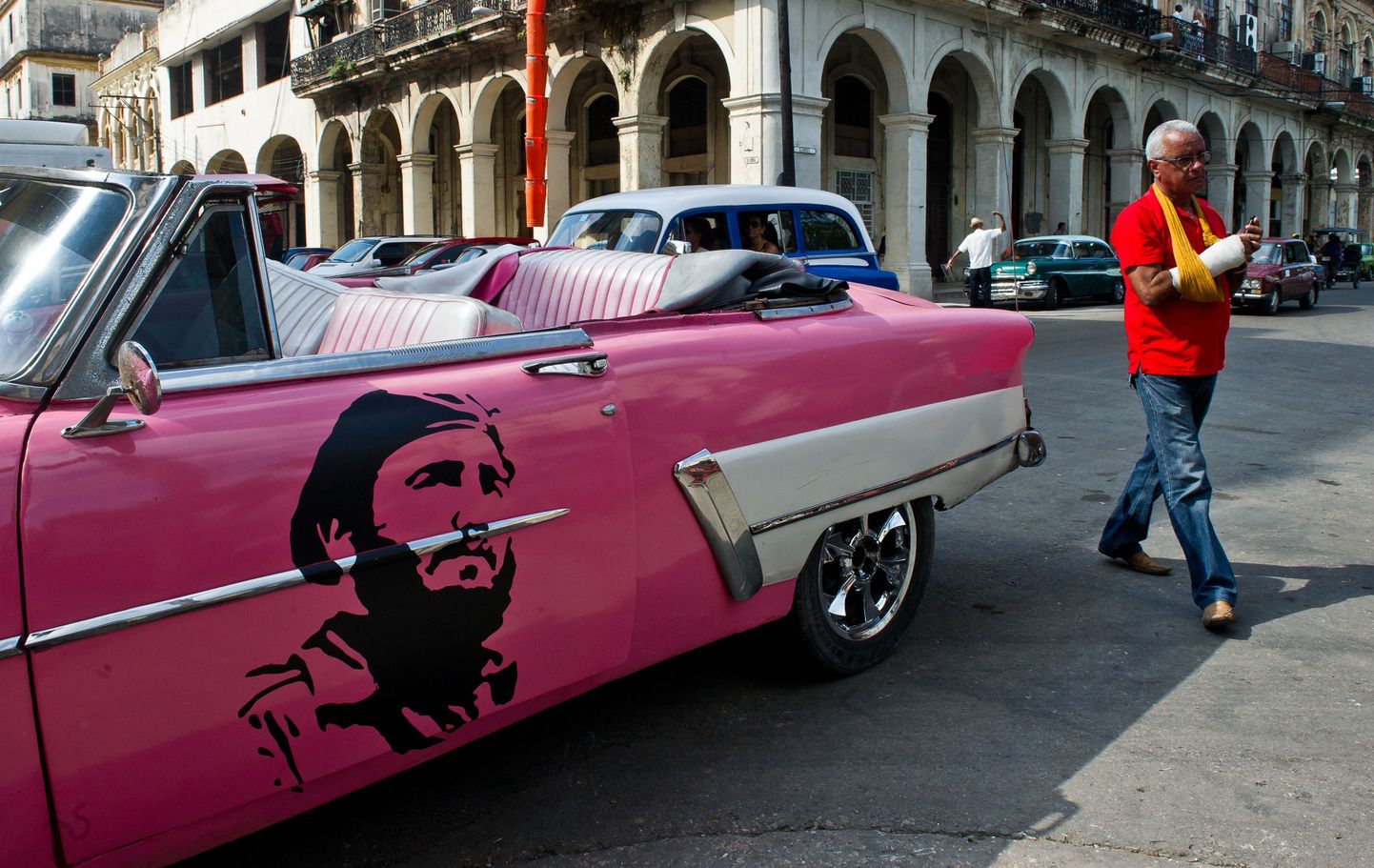 Ameerika auto, millel on Fidel Castro pilt, Kuuba pealinnas Havannas.