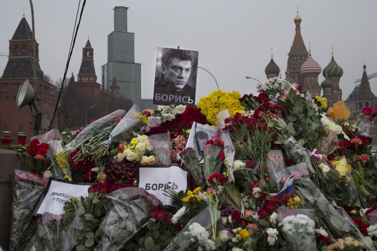 Lilled Boriss Nemtsovi tapmispaigas.