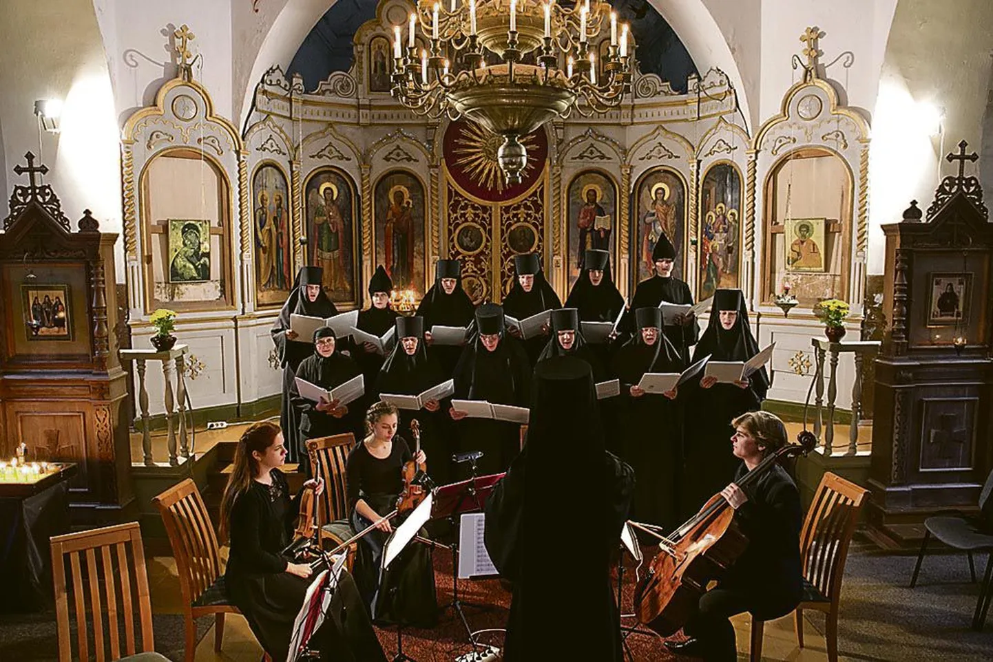 Pootsi-Kõpu kirikus kõlasid suurheliloojate teosed Peterburi muusikute ja Kuremäe nunnade koori esituses.