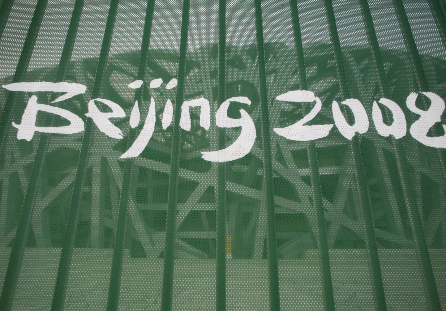 Pekingi olümpiamängude logo ja taga paistmas Pekingi olümpiastaadion