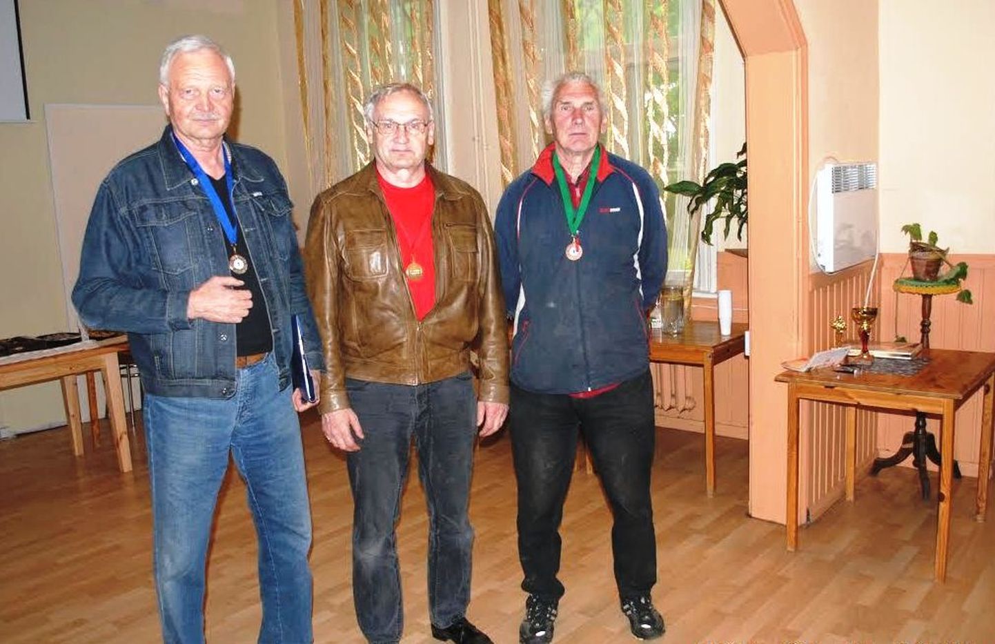 Kuulitõuke medalid said  Heikki Ots, Rein Vahter ja Enn Tõppan
