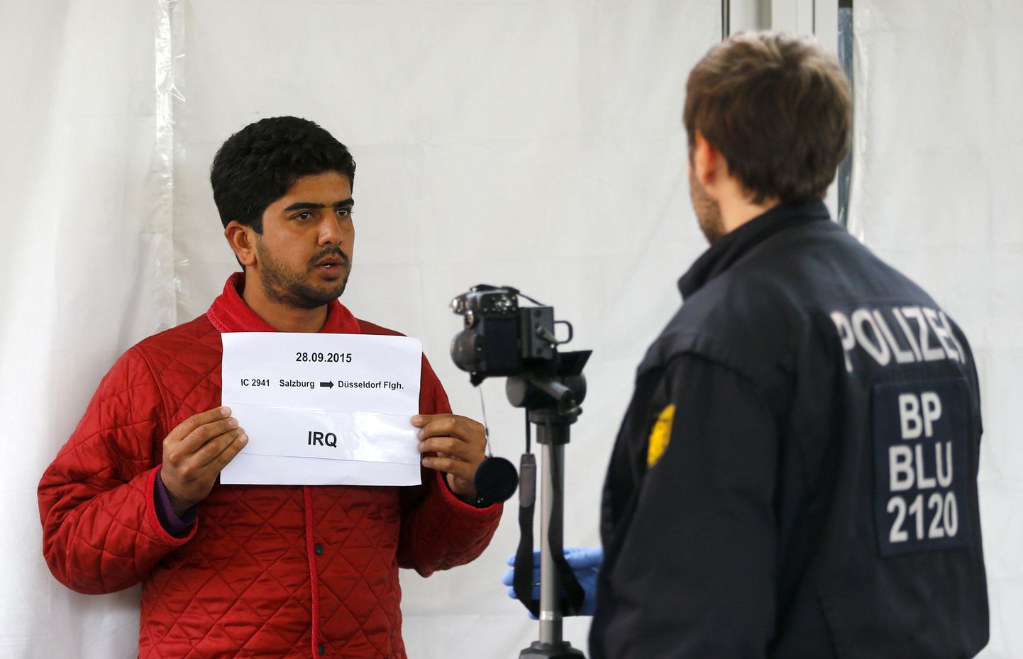 Saksa politseinik registreerib riiki sisenenud migrandi