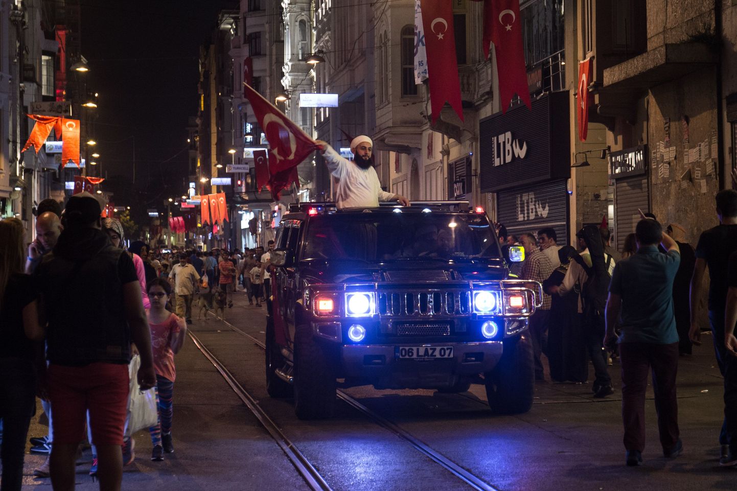 Erdoğani toetajate marss läbi Istanbuli tänavate.