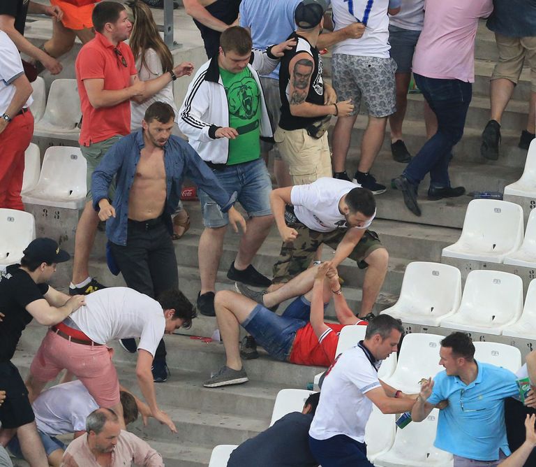 Vene fännid ründamas Inglismaa poolehoidjaid staadionil. Foto: Scanpix