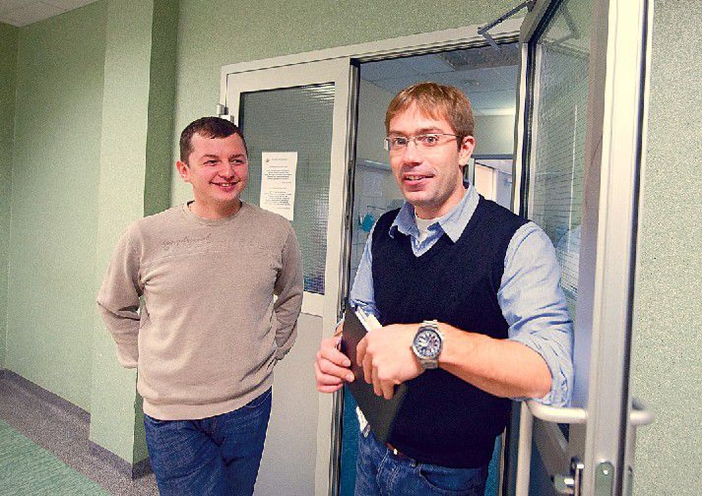 Как говорят приехавшие из России Сергей Гошка (слева) и Максим Куневич, в Эстонию они приехали  не потому, что здесь врачам платят большую зарплату, решающее значение имела возможность повышать квалификацию.