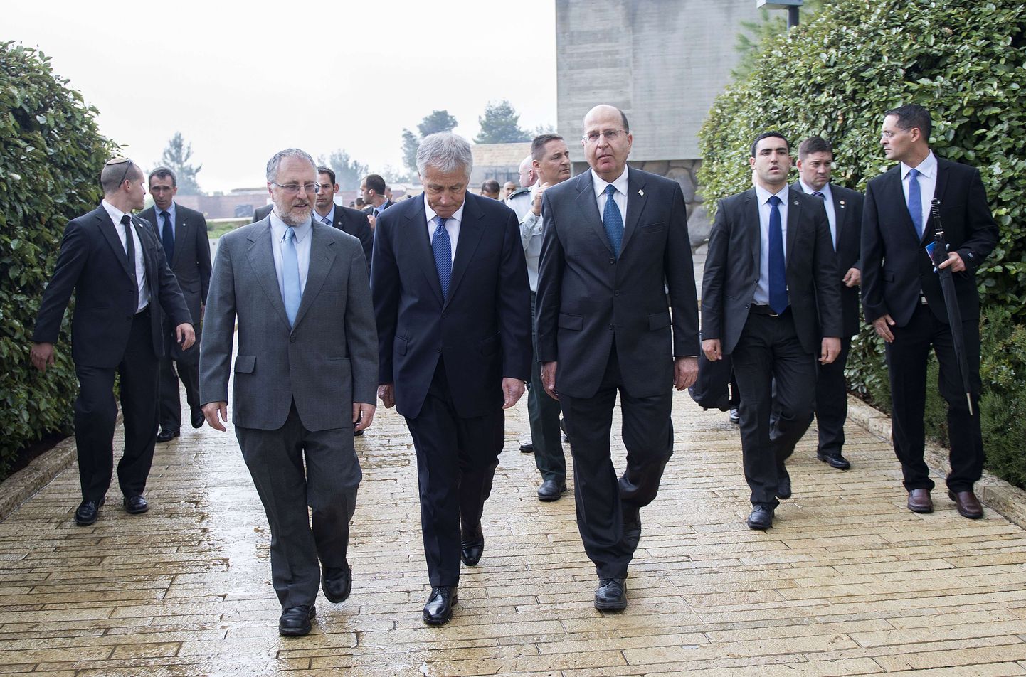 USA kaitseminister Chuck Hagel(ees keskel) ja Iisraeli kaitseminister Moshe Yaalon (paremal) täna Jeruusalemmas.