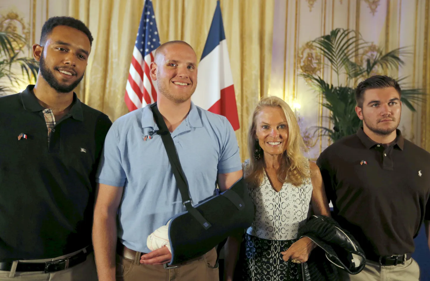 USA suursaadik Prantsusmaal Jane Hartley (paremalt teine), ameeriklasest üliõpilane Anthony Sadler (vasakul), USA õhujõudude piloot Spencer Stone (vasakult teine) ja USA Rahvuskaardi esindaja Alek Skarlatos (paremal)