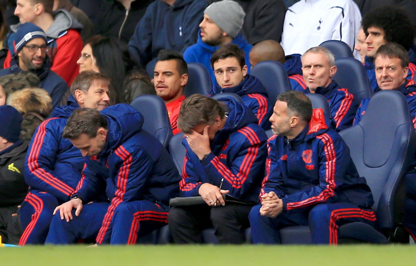 Manchester United on peatreeneri Louis van Gaal (keskel) käe all teinud vähikäiku.