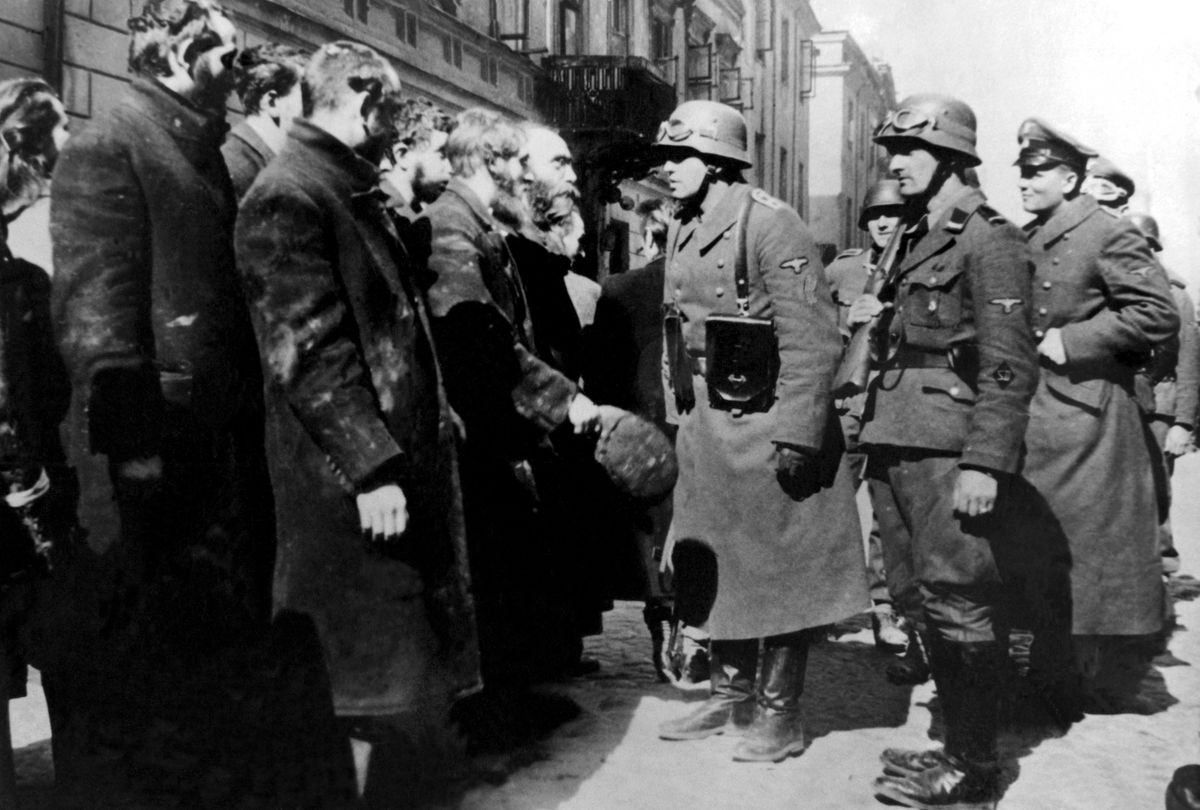 Saksa sõdurid kuulavad üle juute Warssawi getos. Foto: Scanpix