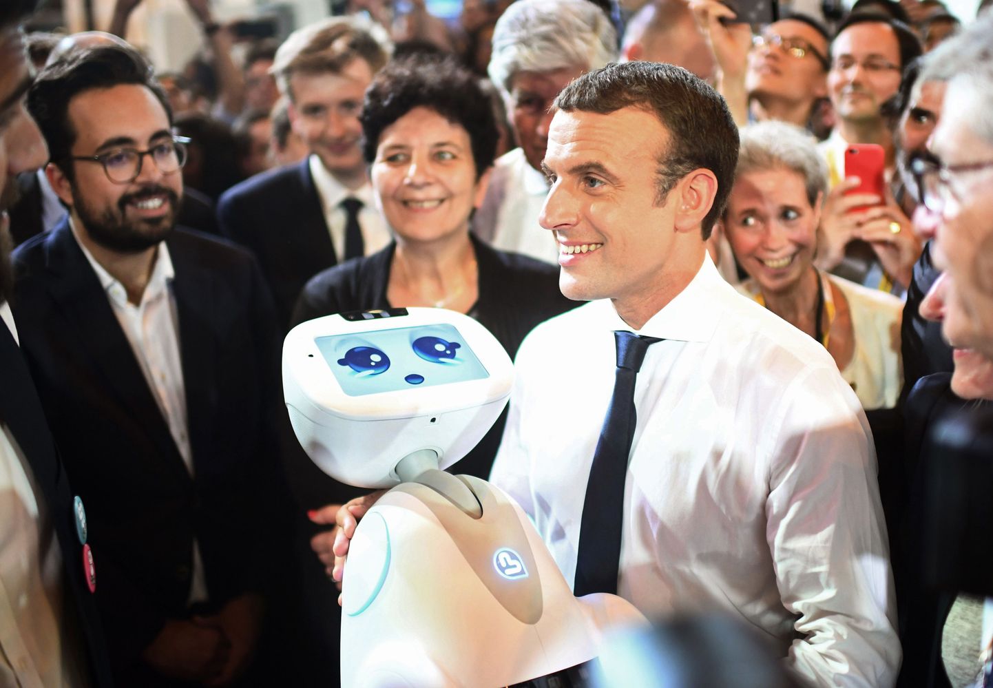 Prantsusmaa president Emmanuel Macron hoiab VivaTechil robotit.