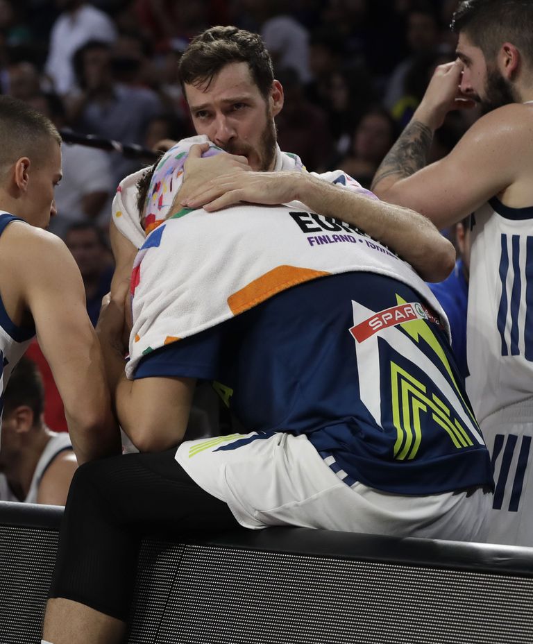 Goran Dragic pidi Luka Doncicit pärast vigastada saamist lohutama / THANASSIS STAVRAKIS/AP/SCANPIX