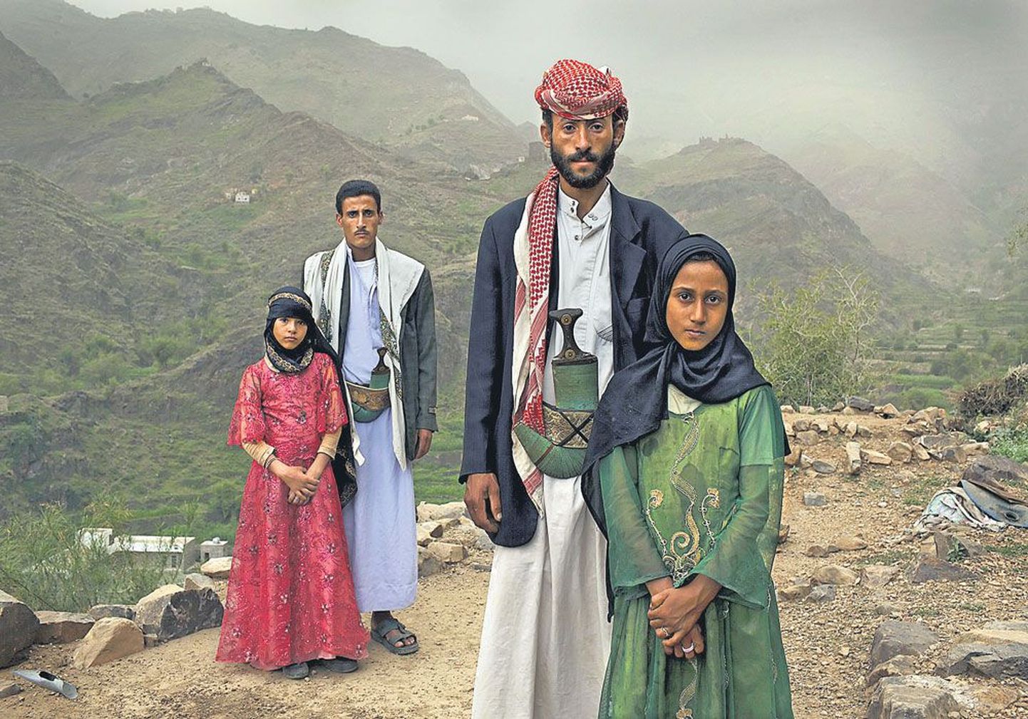 Снимок Стефани Синклер, посвященный йеменским «молодоженам», в 2011 году был удостоен премии международного фотоконкурса. Тахани (слева) и Маед поженились, когда девочке было шесть лет, а ее супругу 25. Рядом – бывшая одноклассница Тахани Гхада со своим супругом.