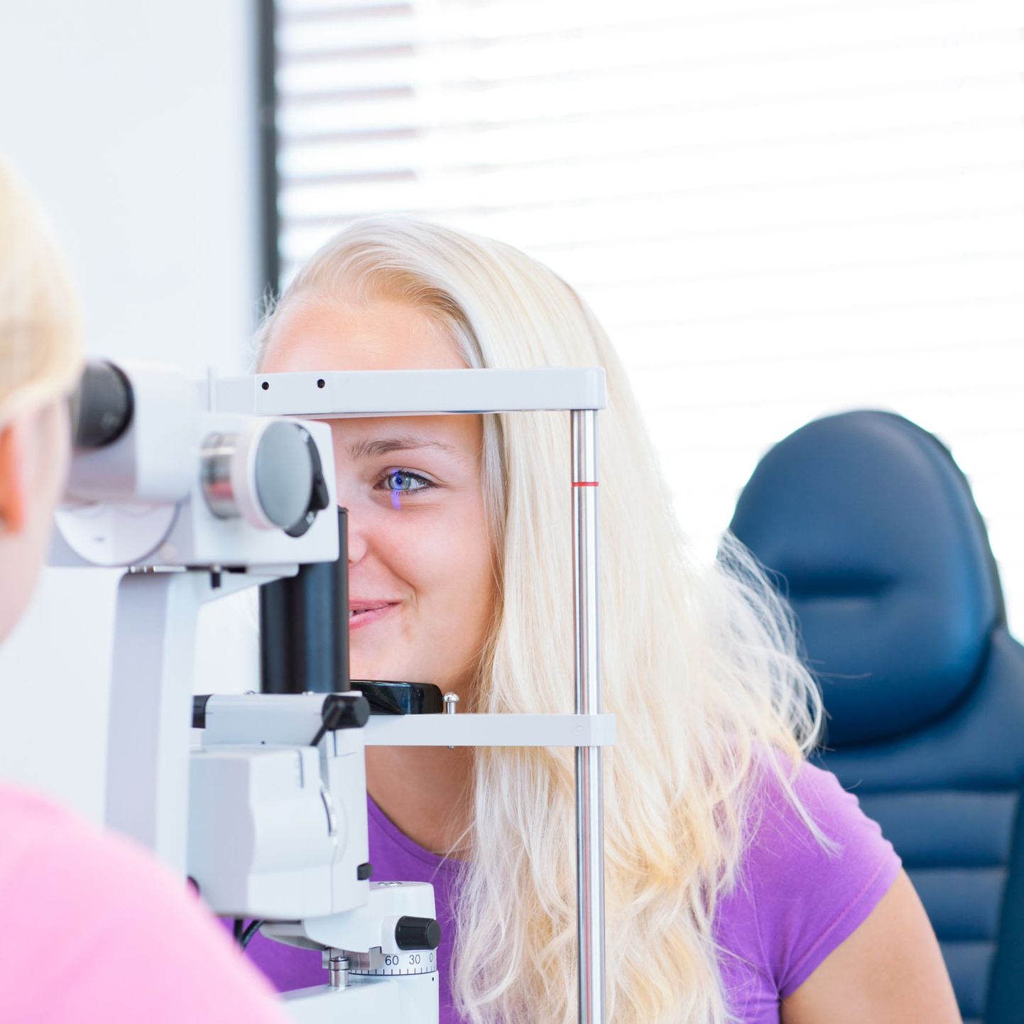 Glaukoomi diagnoosimist alustatakse rutiinsest silmade uurimi­sest ehk nägemisteravuse määramisest ja korrigeerimisest prillidega.
