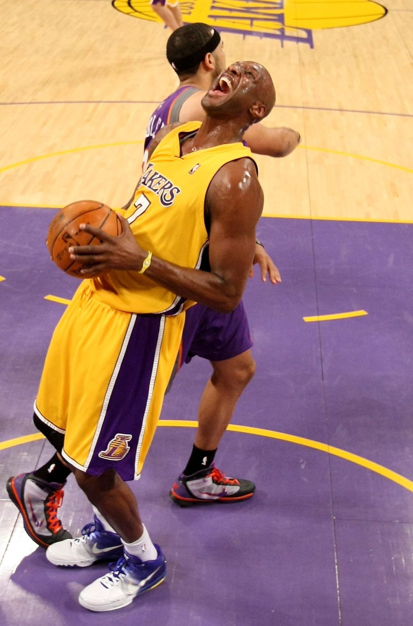 Lamar Odom Los Angeles Lakersi särgis järjekordset võitu tähistamas.