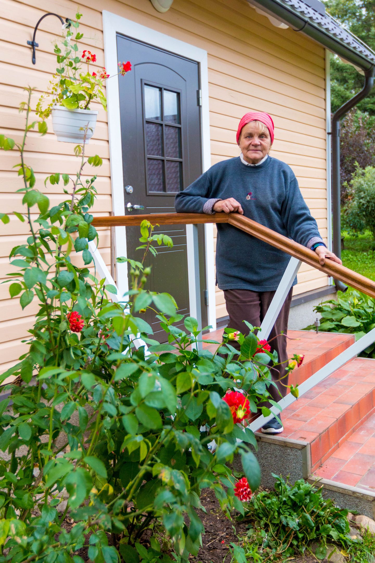 Üle 50 aasta Valgas lastearstina töötanud 76aastane Aasa Põder on oma missiooniks võtnud jätkata abikaasa vanemate talu arendamist. Aias kasvab tal ohtralt lilli, mis pakuvad avastamisrõõmu ja silmailu.