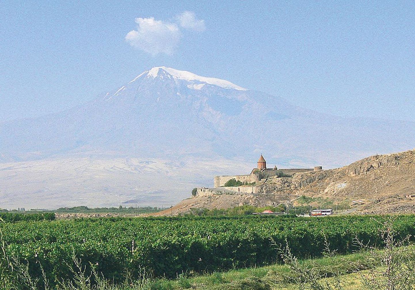 Символ Армении – гора Арарат, старинная крепость и раскинувшиеся у ее подножия плантации помидоров.