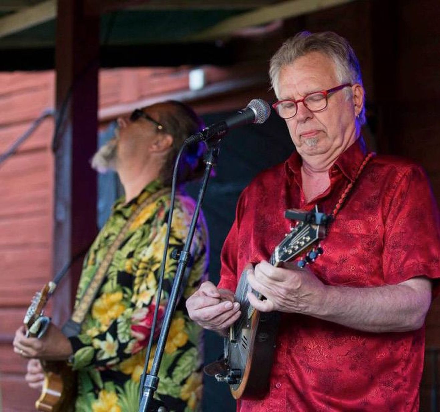 Bert Deivert (paremal) mängib bluusi mandolinil.