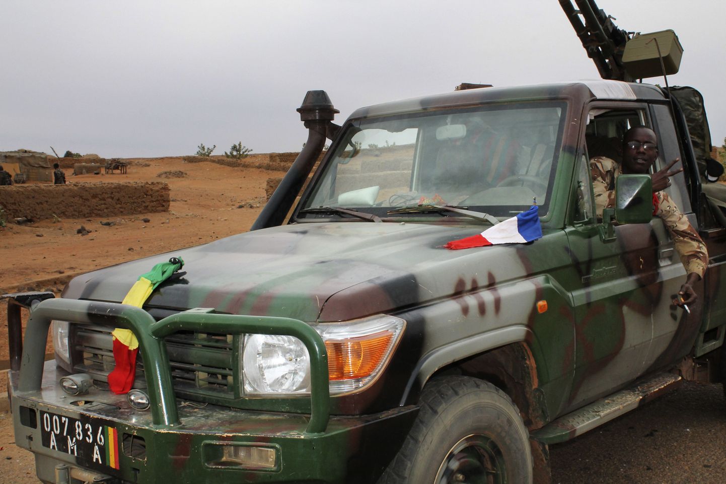 Mali sõdur istub militaaarsõidukis.