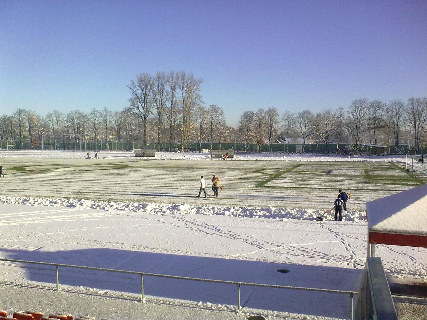 Tartus aitasid vabatahtlikud jalgpalliväljakut lumest puhastada. Tammeka võõrustab täna Paide Linnameeskonda.