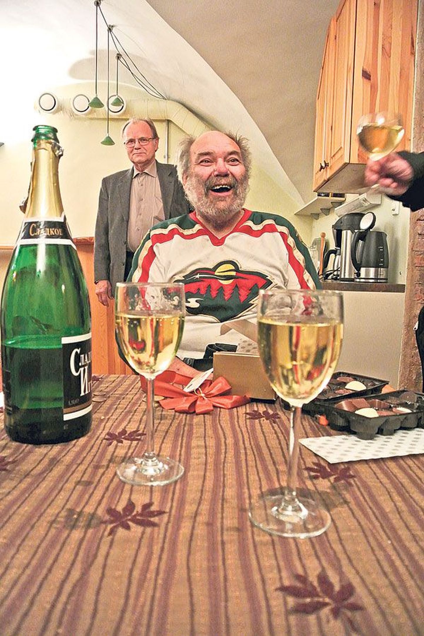 Matti Milius kallas Tampere maja keldris tegutsevas kultuuriklubis, kus ta on korraldanud mitmeid üritusi, oma 69. sünnipäeval vahuveini külalistele, kelle hulgas oli ka vend Guido (taamal).
