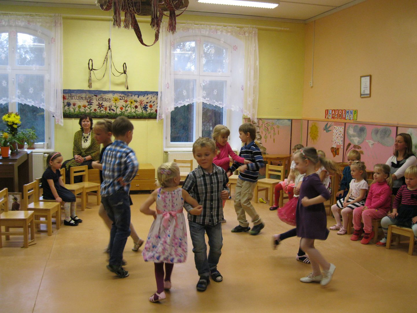 Hellenurme hooldekodu-lastepäevakodu avati oktoobris 20 aastat tagasi endises mõisahoones – ruumides, kus varem tegutses lastekodu. Nüüd pidasid lapsed lasteaia sünnipäevapidu.