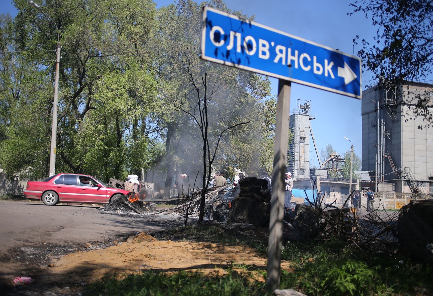 Ukraina relvajõud tungisid täna Slovjanskis läbi separatistide püstitatud teetõkete.
