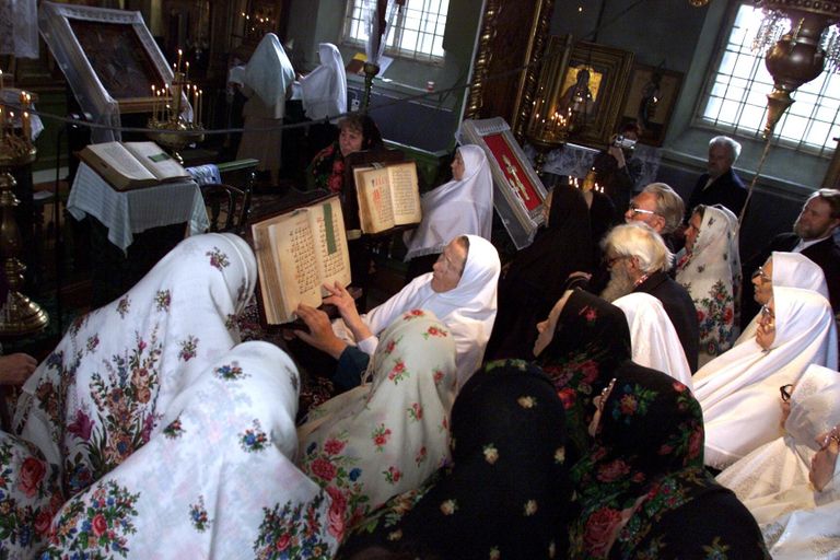 Sel aastaid tagasi tehtud fotol peavad jumalateenistust Varnja küla vanausulised. Jumalateenistustel on väga oluline osa ühehäälsetel lauludel, mis on kirjas vanades kirikuraamatutes.