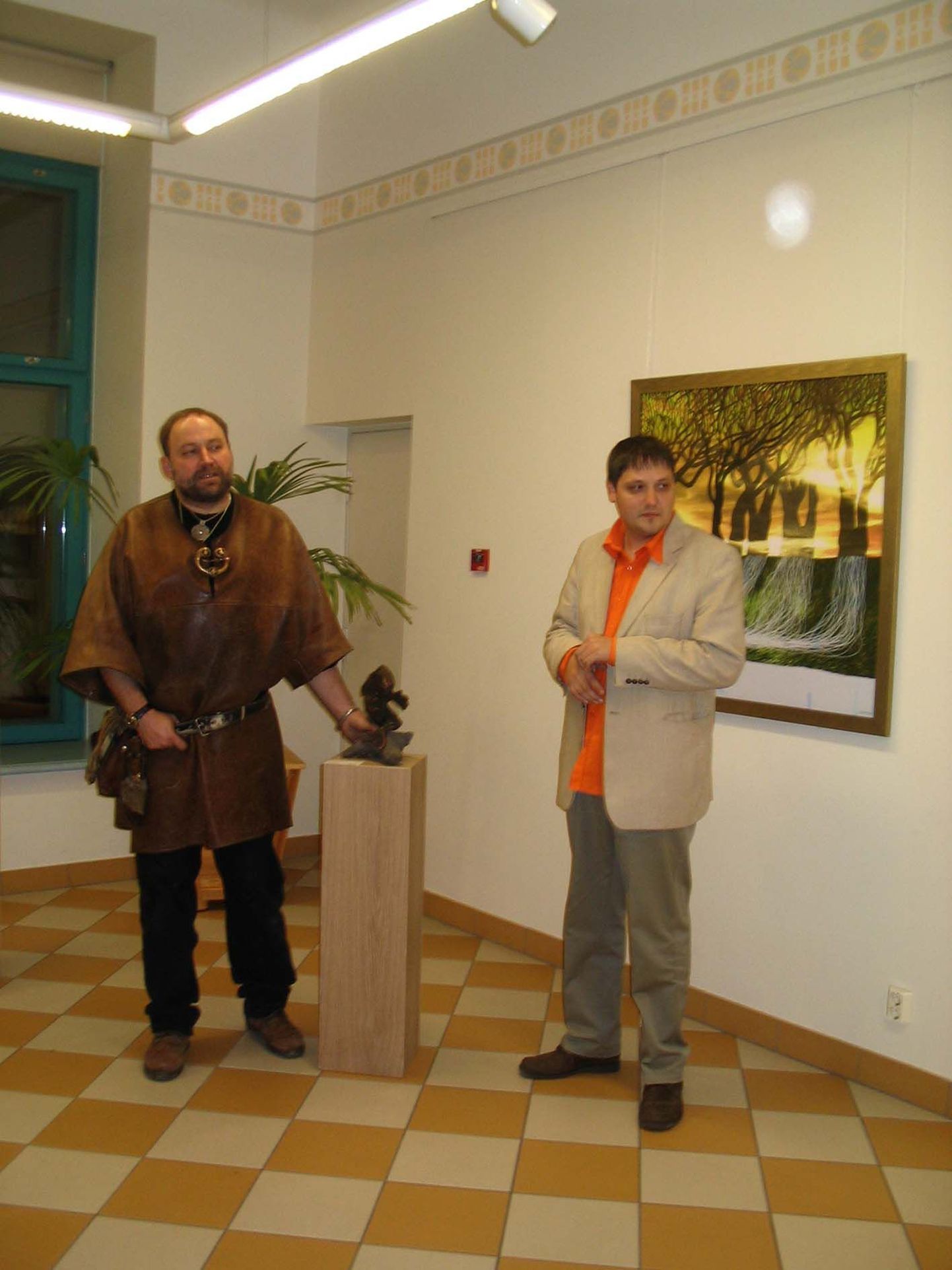 Tauno Kangro (vasakul) ja Nerva Valga muuseumis.