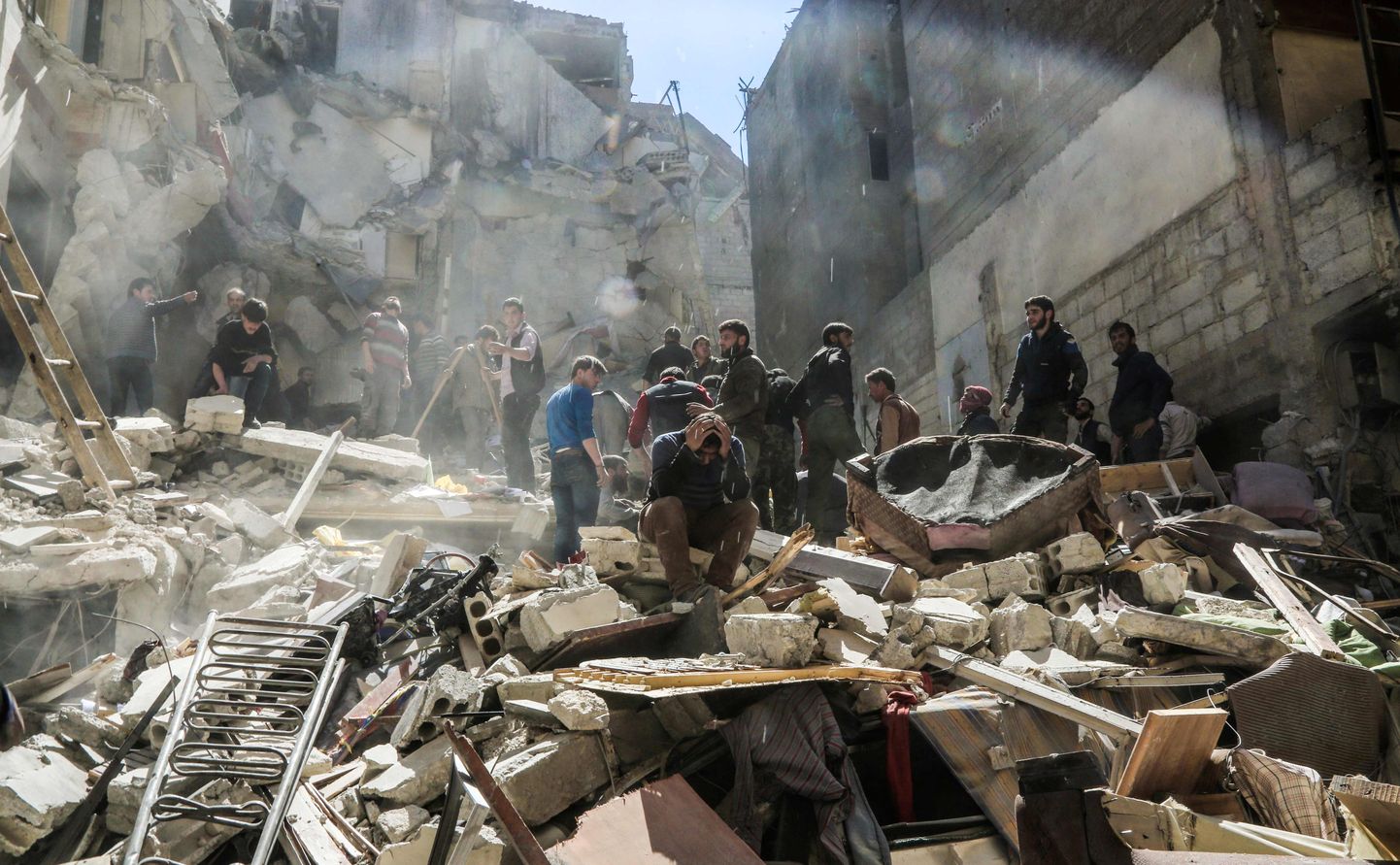 Süüria Valged Kiivrid majarusudest ellujäänuid otsimas.