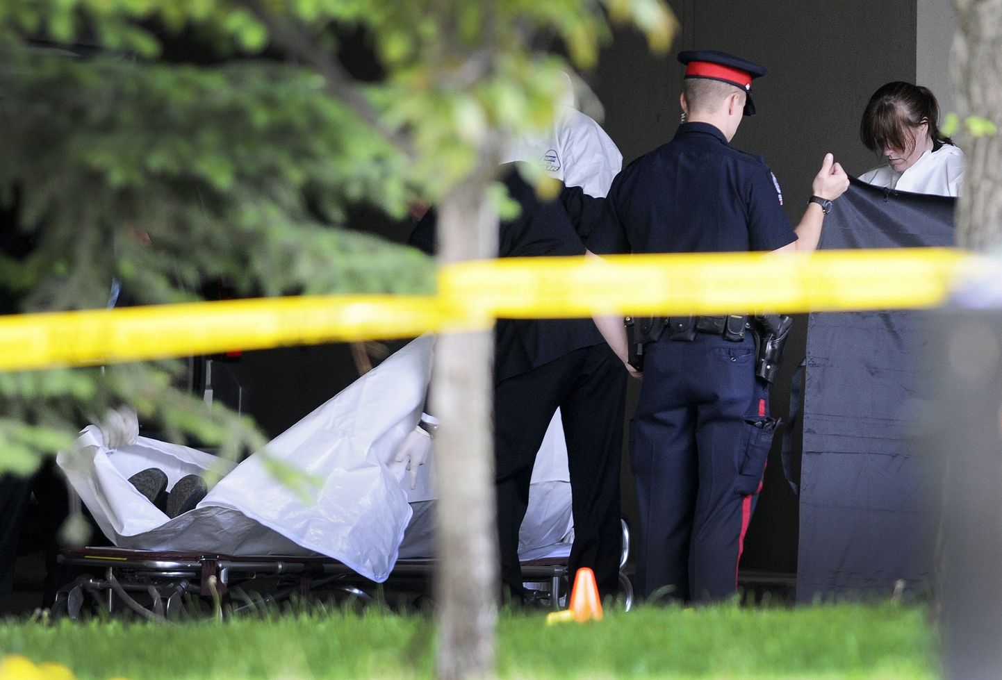 Kanada politseinikud eile tulistamise sündmuspaigal.