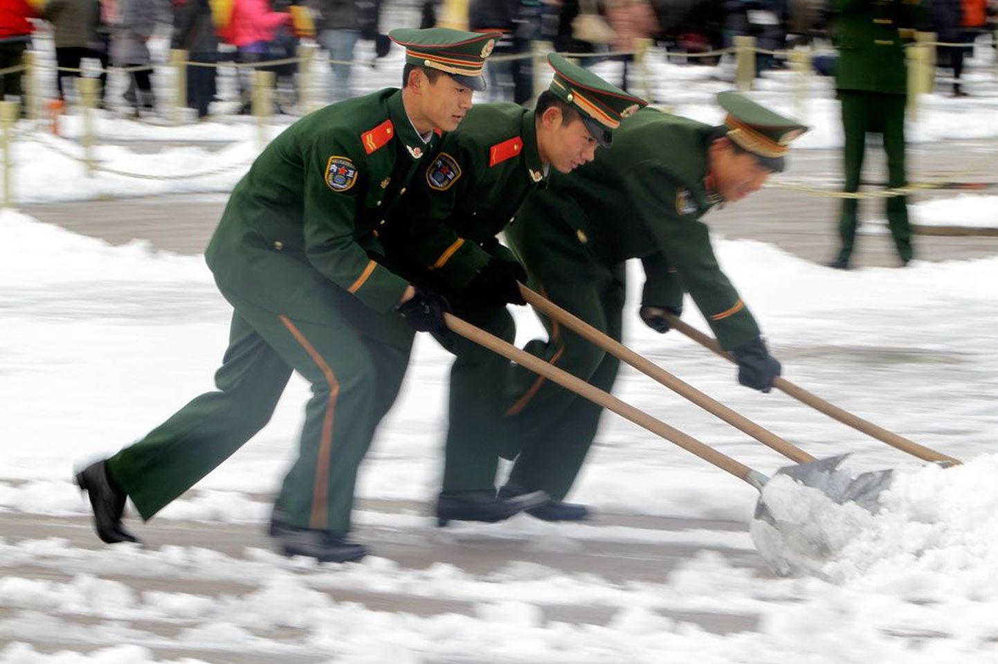 Esmalt «tellitakse» taevast lund, seejärel rassitakse, et sellest lahti saada. Kommunistlikku loogikat etendasid korrakaitsjad teisipäeval Tiananmeni väljakul.