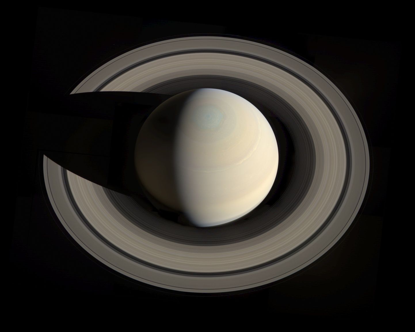 Cassini varasem ülaltvaates pilt Saturnist ja tema rõngastest.