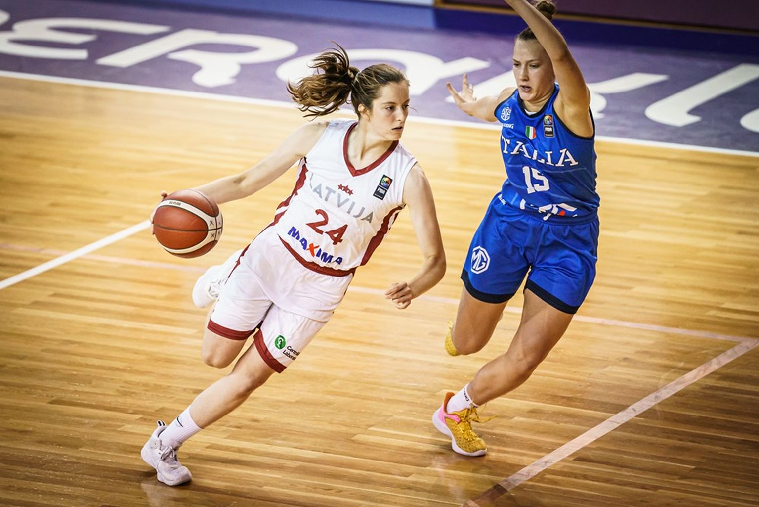 Raina Tomašicka (pa kreisi).