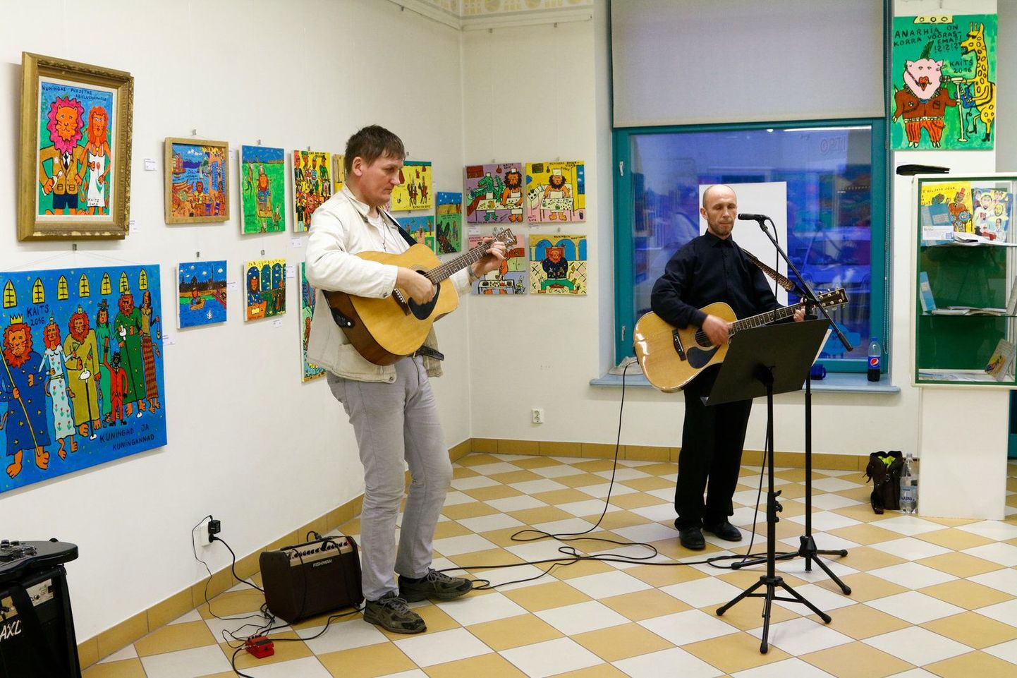 Lisaks oma kunstiandele esitles Raido Rätsep (vasakul) näituse avamisele tulnutele ka oma lauluoskust, esitades koos oma sõbraga punklaule.