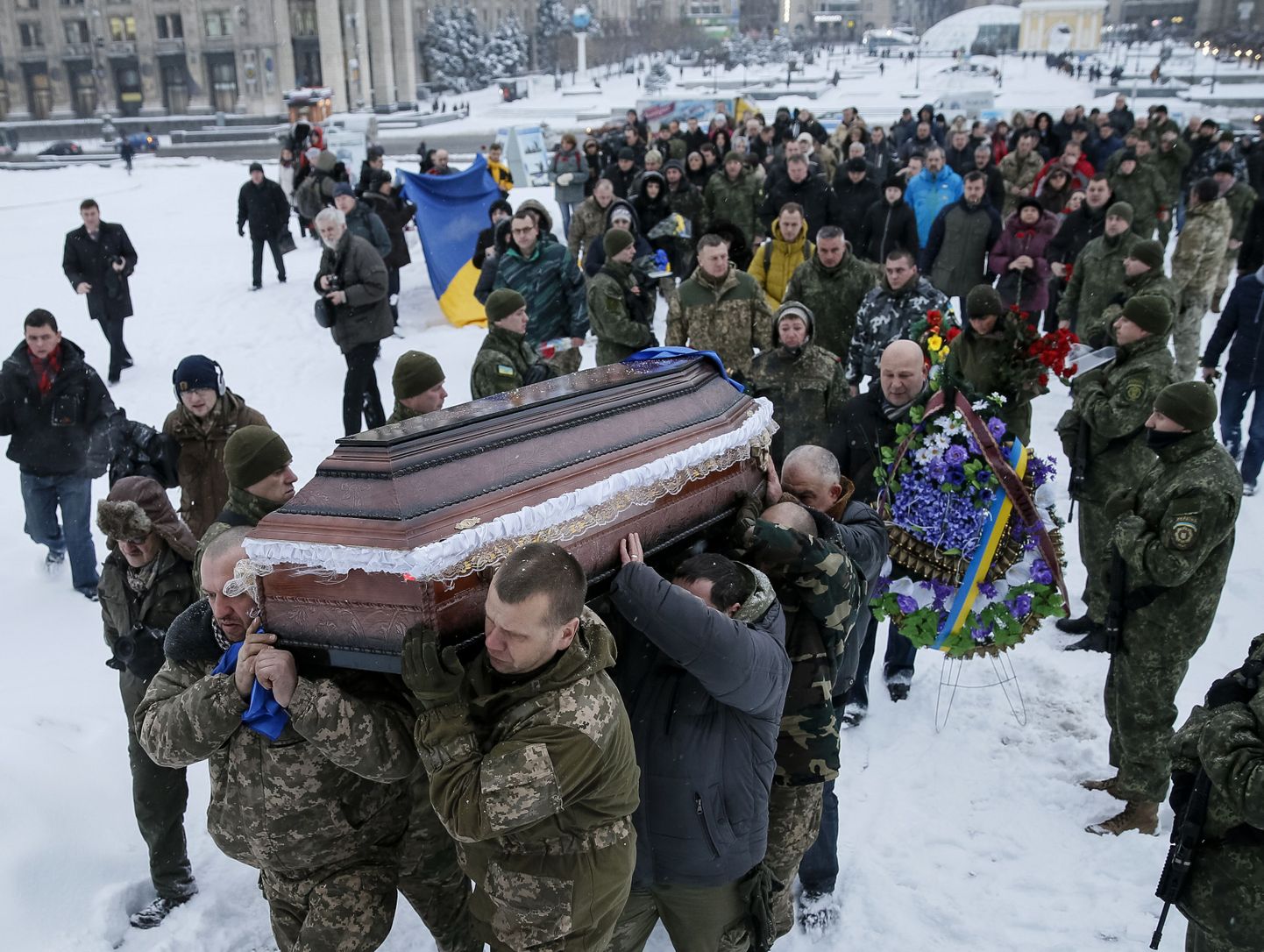 Ida-Ukrainas surma saanud politseiniku matusetalitus Kiievis.