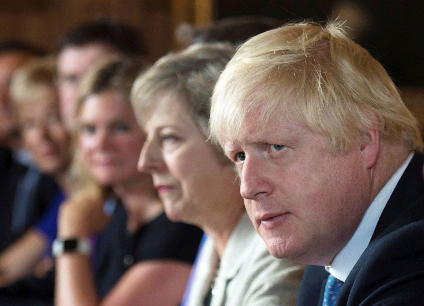 Paremalt teine Theresa May, esiplaanil välisministri ametisse edasi jäänud  Boris Johnson.