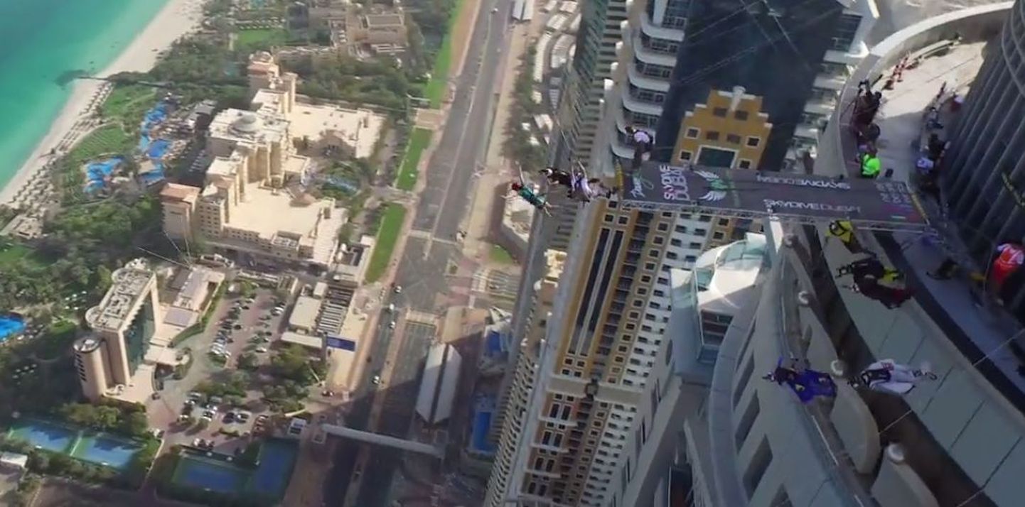 Hullumeelsed inimesed hüppasid Dubais katuselt alla