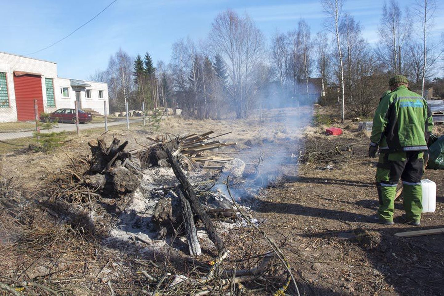 Neljapäeva lõuna ajal ajasid Viljandi Linnahoolduse töötajad tossupommi lõpuks laiali.