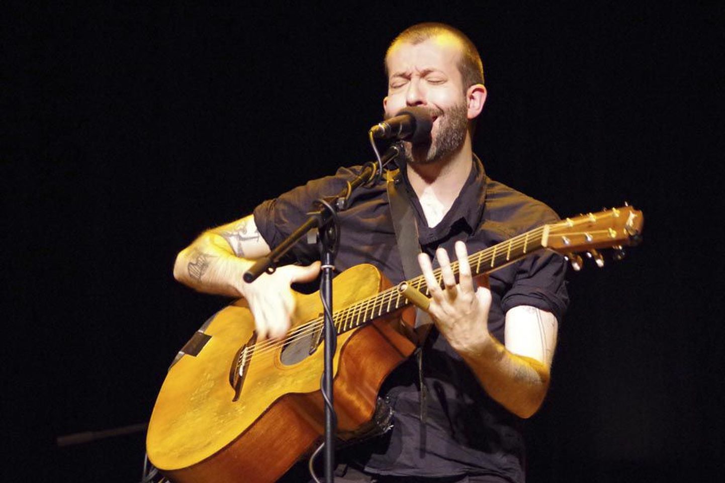 Briti muusik Jon Gomm andis kitarrifestivali ajal pärimusmuusika aidas suurepärase kontserdi.