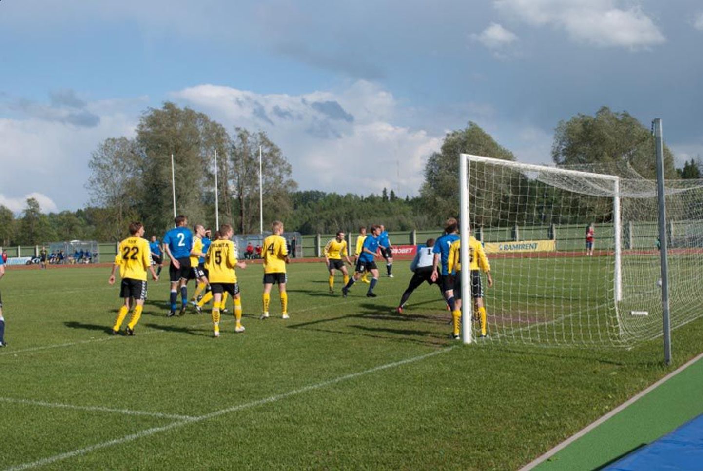 Viljandi Tulevik (kollases) mängimas Narva JK Transi vastu