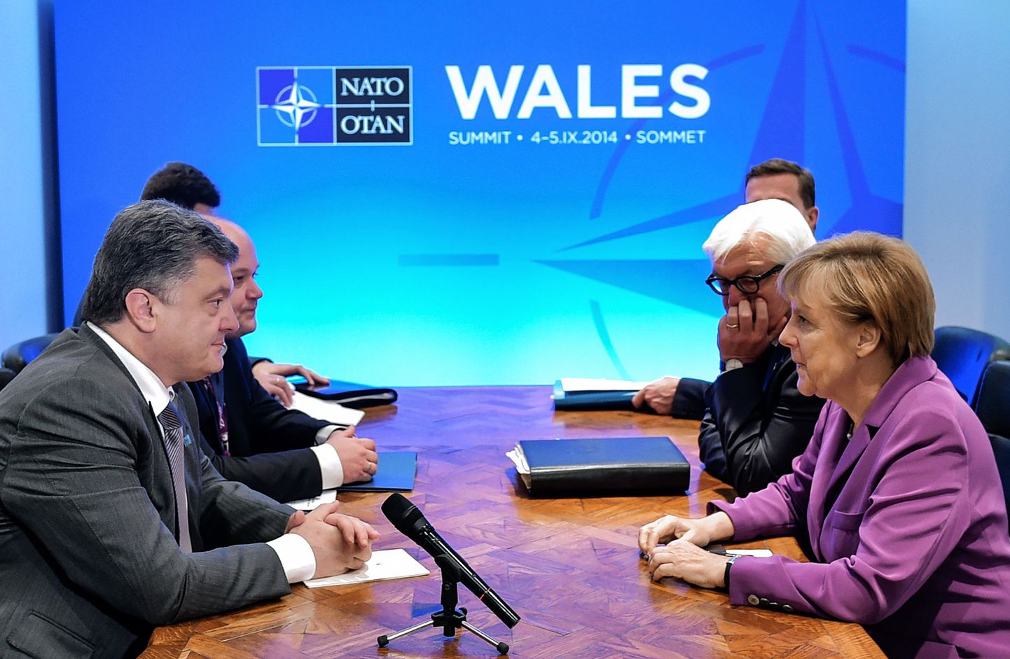 Ukraina president Petro Porošenko ja Saksamaa kantsler Angela Merkel Walesis.