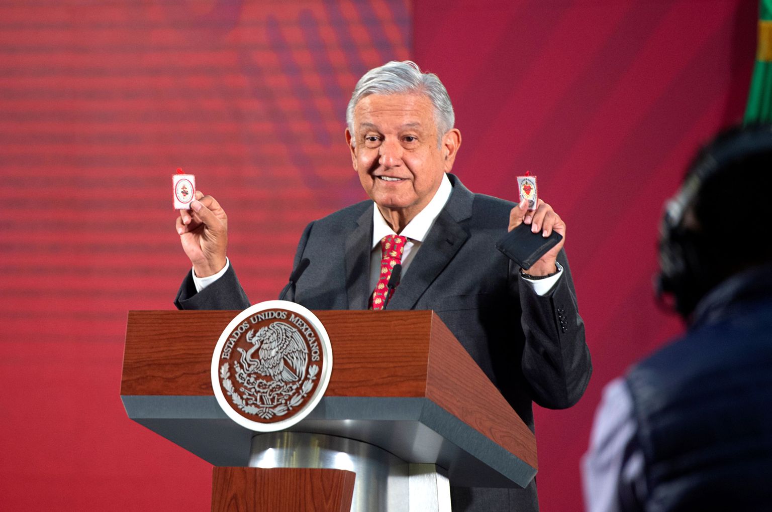 AMLO sõnul kaitsevad need amuletid teda koroonaviiruse eest.