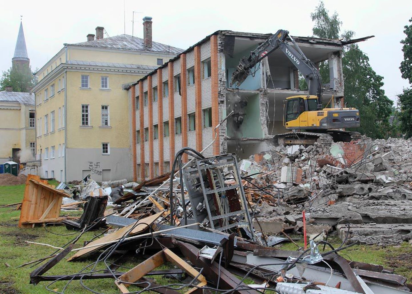 Eile hommikul oli Valuoja koolimaja juurdeehitise lammutamine jõudnud poole peale. Kooli vana osa jääb püsti ja see restaureeritakse.