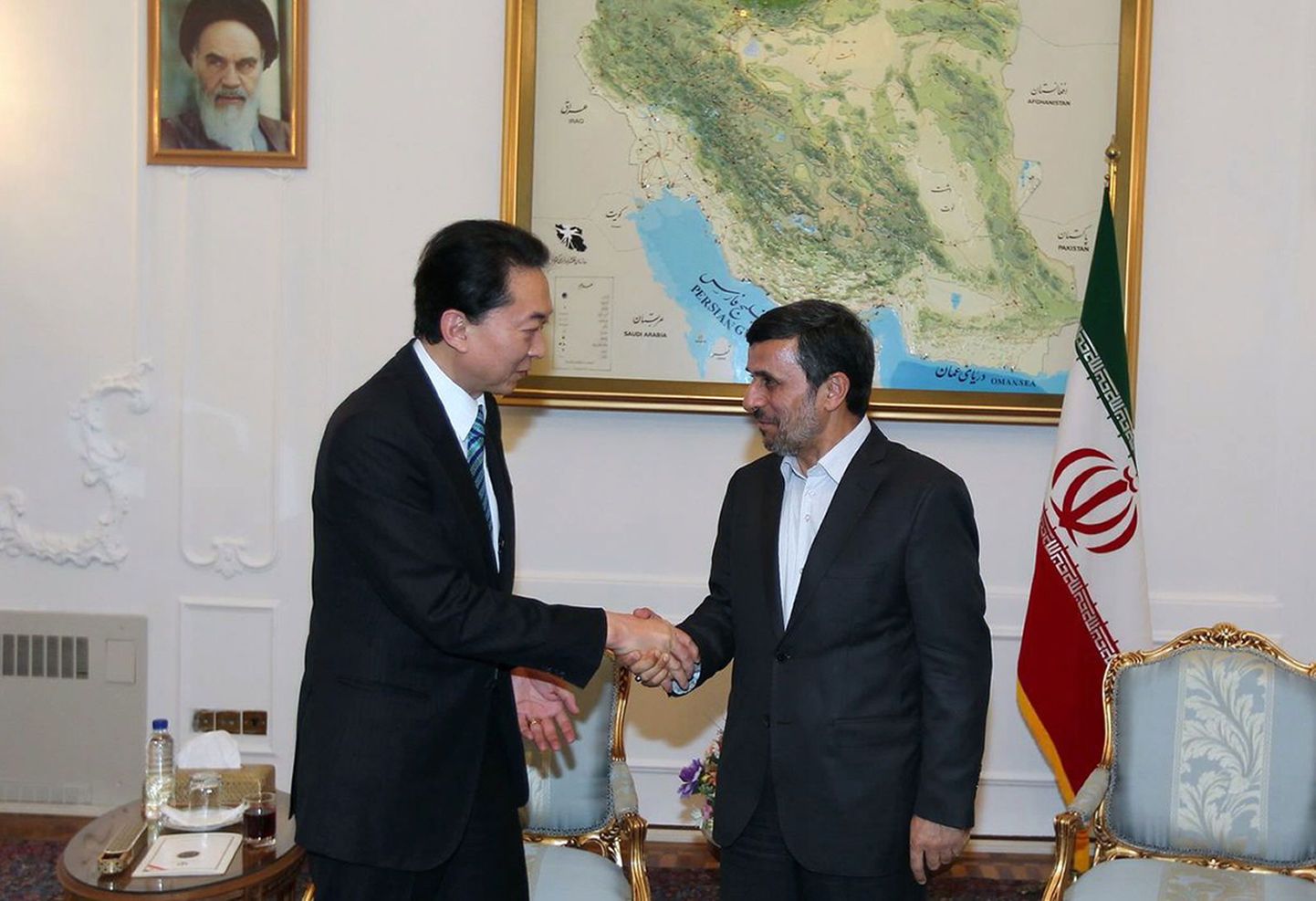 Yukio Hatoyamat (vasakul) koos Iraani presidendi Mahmoud Ahmadinejadiga.