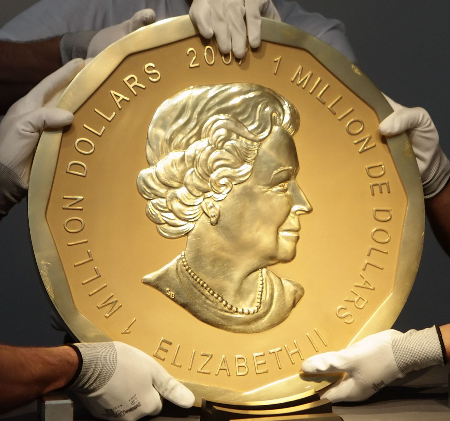 Самая большая золотая монета имеет номинал 1 миллион канадских долларов.