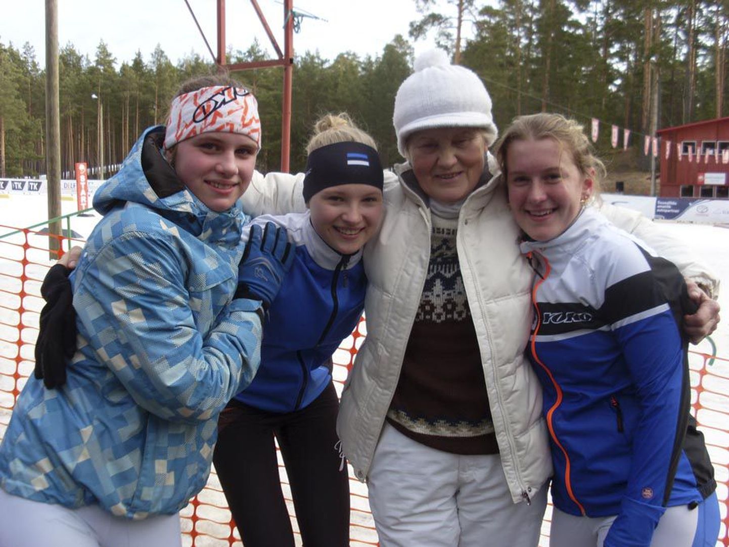 Katrin Kahu (vasakult), Teevi Tuul ja Seila Peek täitsid nii enda kui treener Urve Bergmani rõõmuks ühe oma eesmärgi: saavutasid Eesti noorte murdmaasuusatamise meistrivõistluste teatesõidus medali.