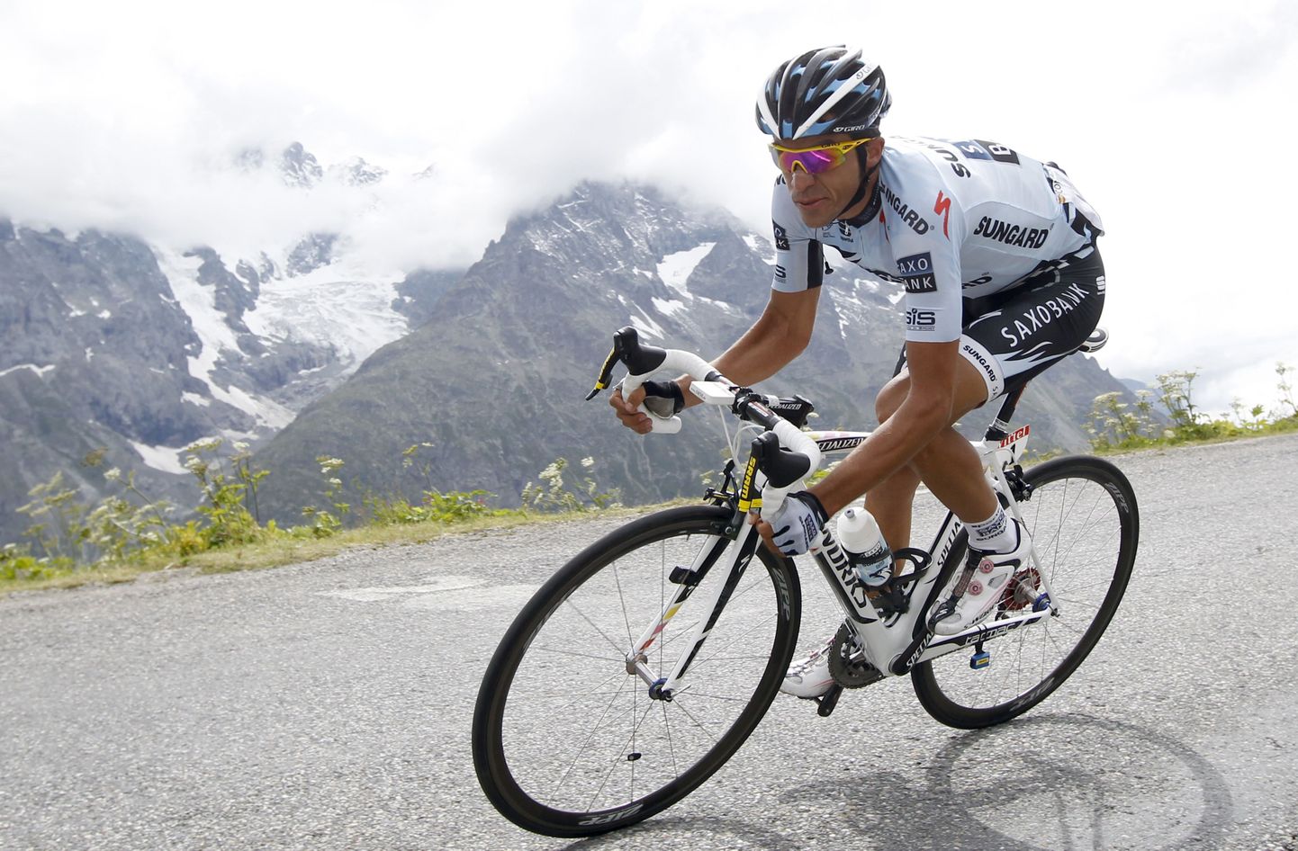 Alberto Contador 2011. aastal Alpe d' Huez'i otsa ronimas.