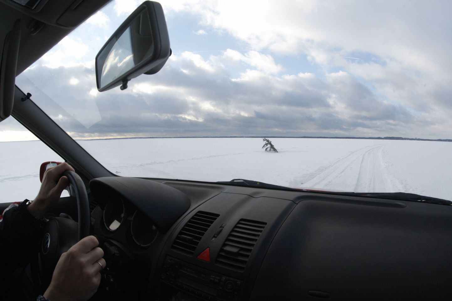 Veisjärve jääle lõbusõitu teinud autojuhtide masinad põrkusid kokku. Foto Laaksaare-Piirissaare jääteest on illustreeriv.