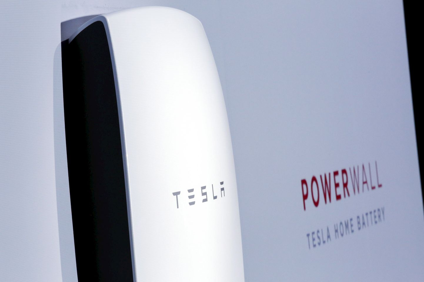 Tesla Motorsi juht Elon Musk esitles kodudesse mõeldud akut Powerwall.